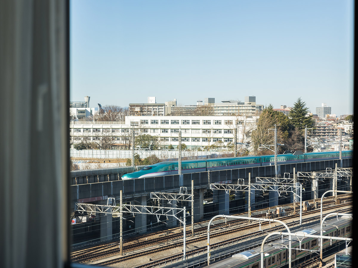 Easy airport access-1 min walk from the station.