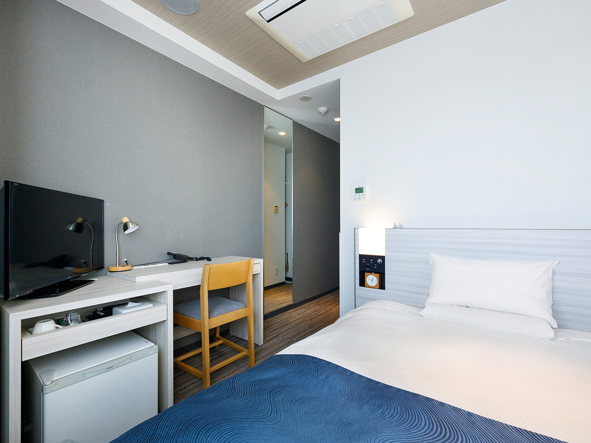 コンパクトでシンプルな客室