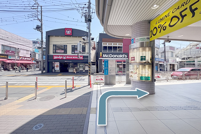1.After taking the escalator down on your left from the South Gates, turn right along the building without crossing the crosswalk.