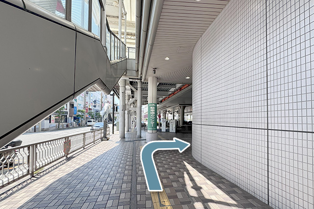 2.As you approach the bus rotary, turn right and follow the building.