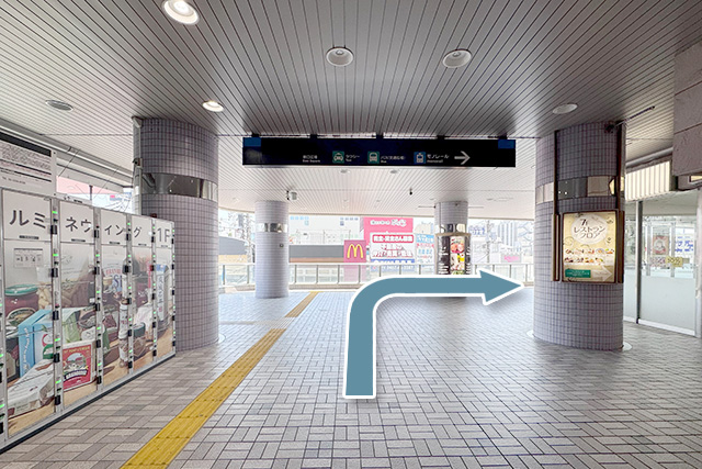 1.After exiting the South Gates, go down the stairs on your left to the 2nd-floor deck. Follow the path and turn right.