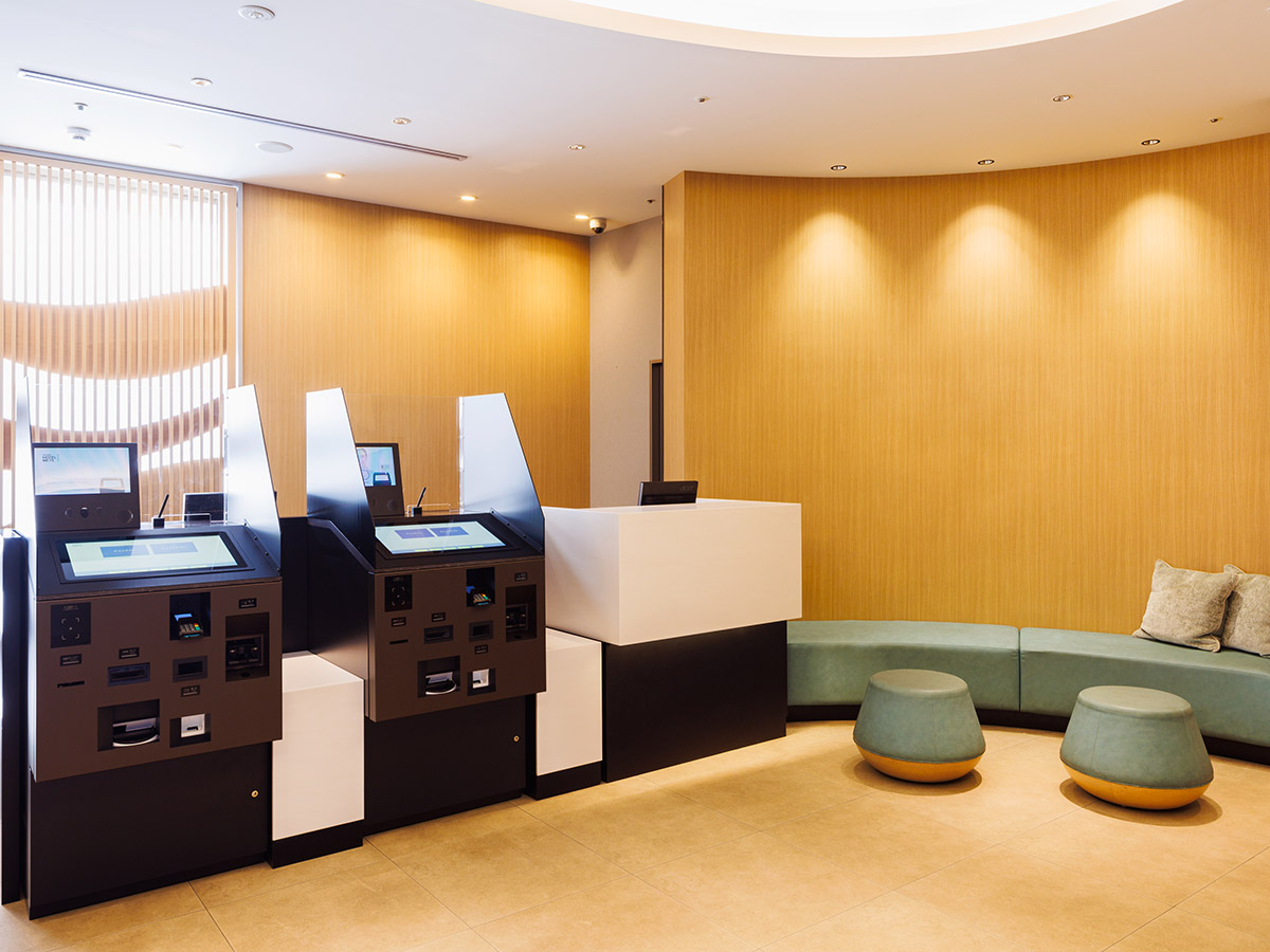 Easy airport access-3 min walk from the station.