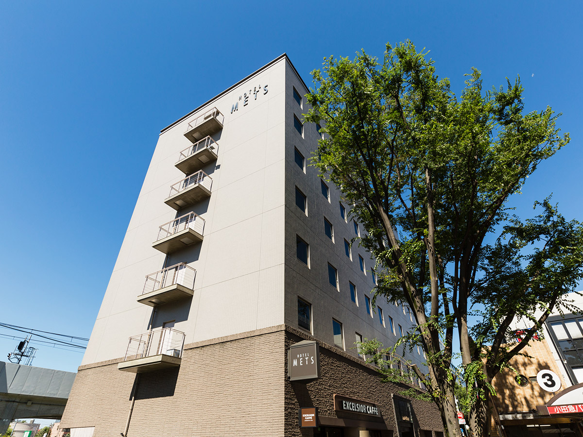 Easy airport access-1 min walk from the station.