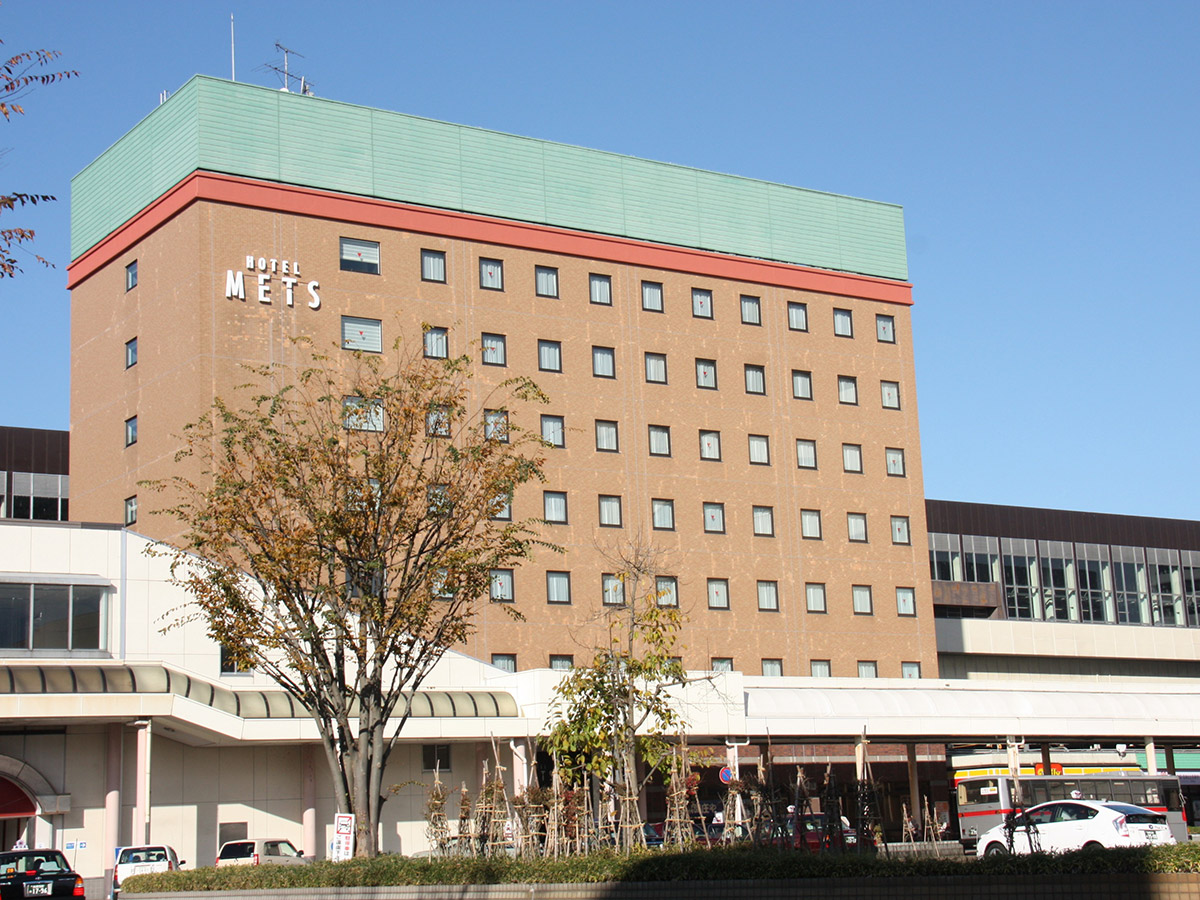 Easy airport access-1 min-walk from the station.