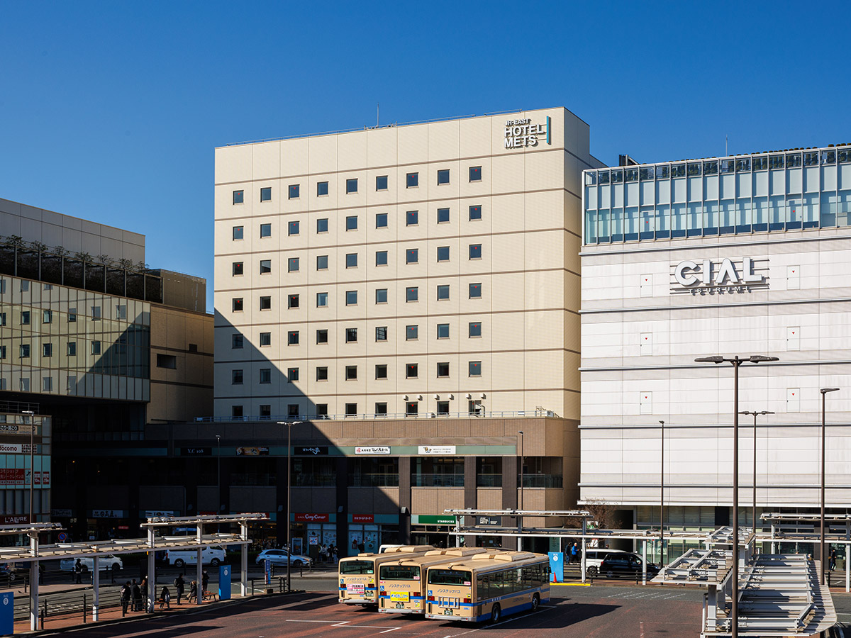 Easy airport access-1 min walk from the station.