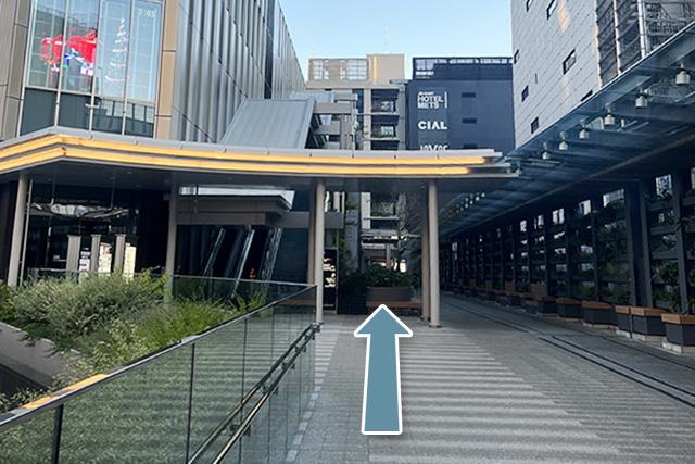 2.Turn left and go straight along Hama Rail Walk.
