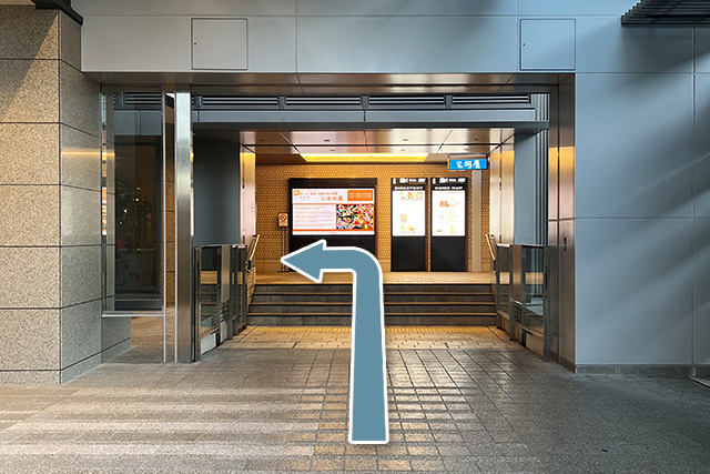 8.Go up the stairs and turn left (There is the ramp on the left side).