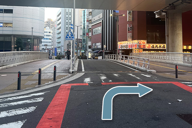 5.You see the Tsuruya Bridge, and turn right not across the bridge.