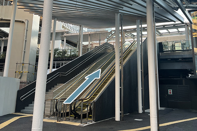 6.Go straight and head up to Hama Rail Walk on the 2nd floor.