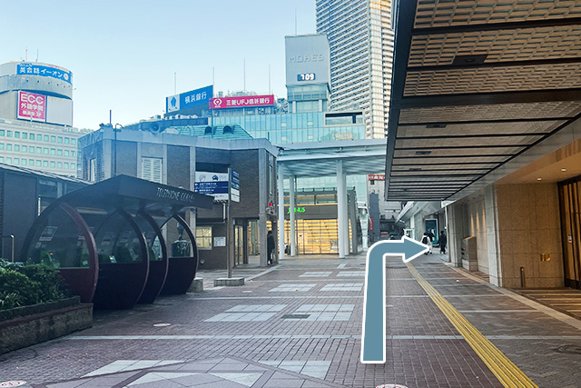 5.You see a police box on your left, go a little further and turn right.
