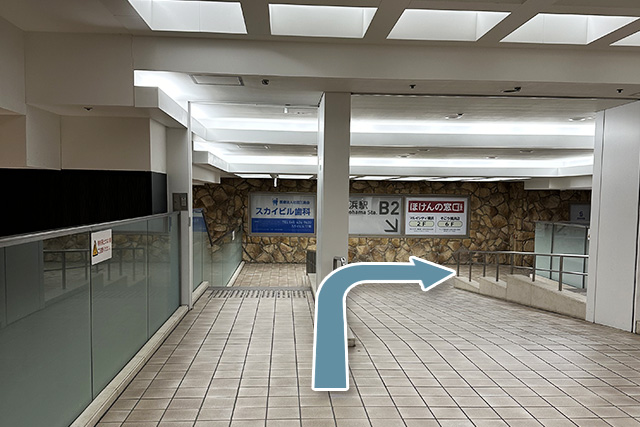 3.Take the escalator on the right at the end of the road.