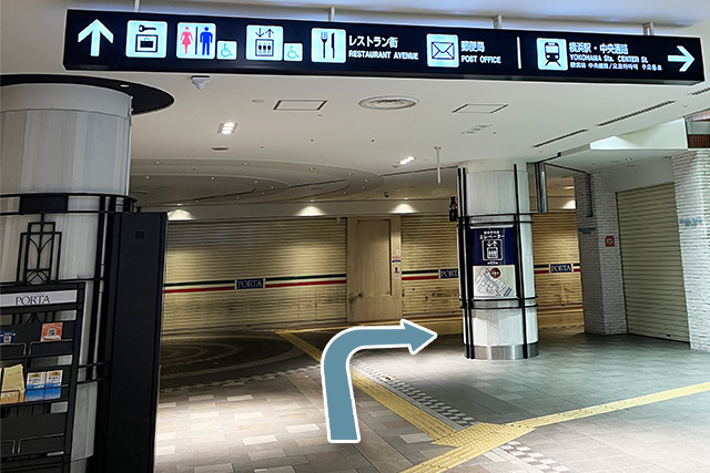 8.Enter the passage on the right, marked by the information board above.